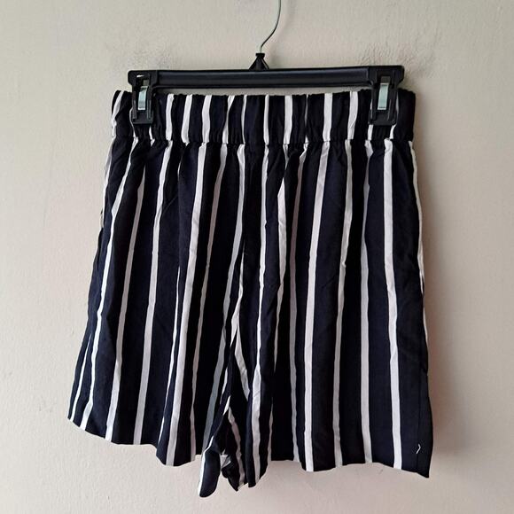 H&M BlacK White Striped Shorts Women Size 4 Pleated Elastic Waist Pull On Shorts - Picture 6 of 10